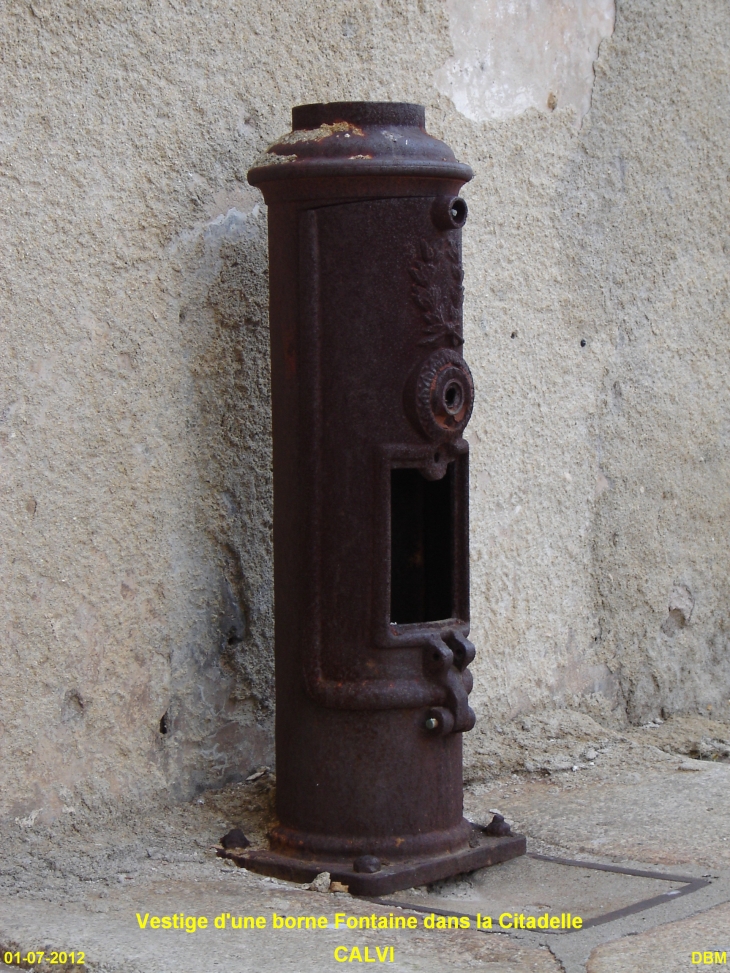 Vestige d'une Borne Fontaine dans la Citadelle. - Calvi