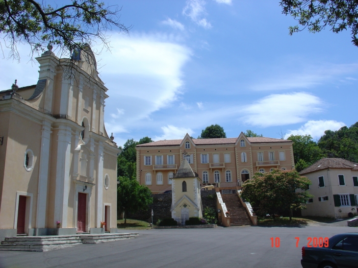 Place de l' Eglise et sa Mairie - Campile