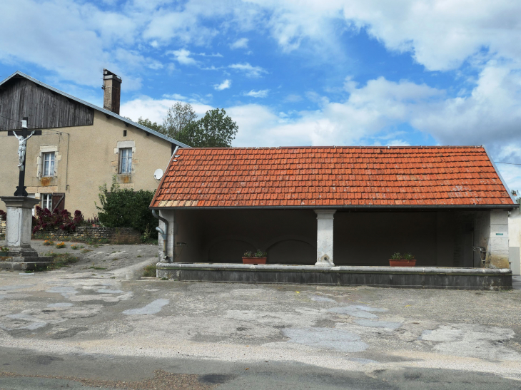 Le calvaire et le lavoir - Amathay-Vésigneux