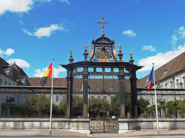 L'hôpital Saint Jacques : grille - Besançon