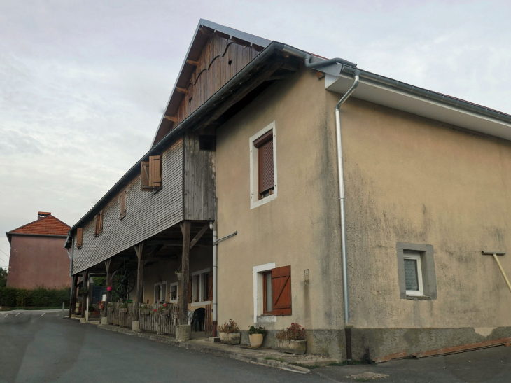 Ferma dans le village - Bouclans