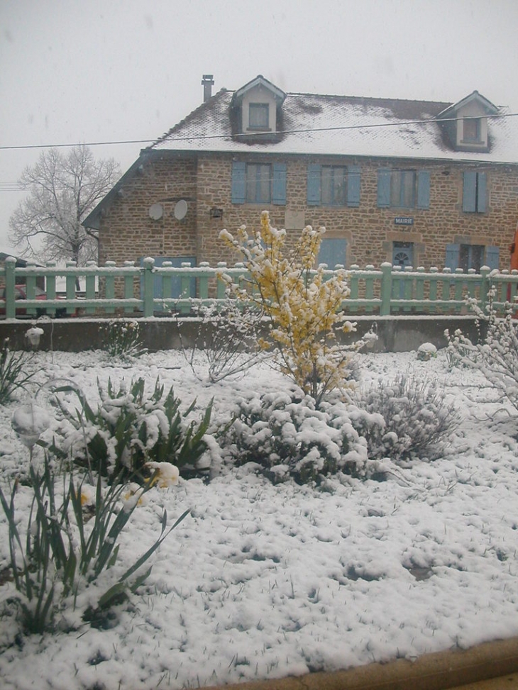 Vue enneigée sur la mairie - Champvans-les-Moulins