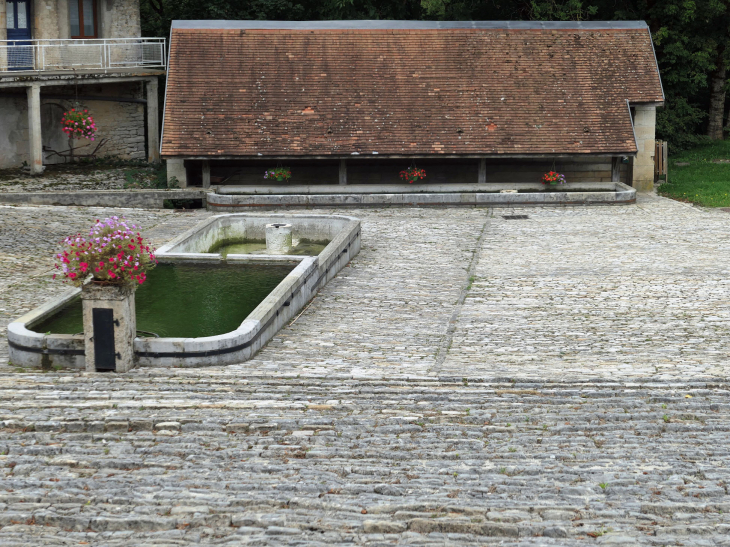 Le lavoir et la fontaine - Chantrans