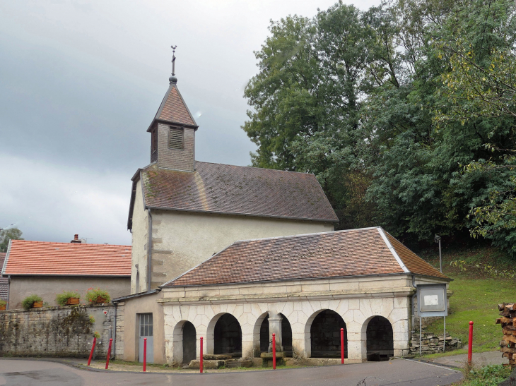 L'église et le lavoir - Chaudefontaine