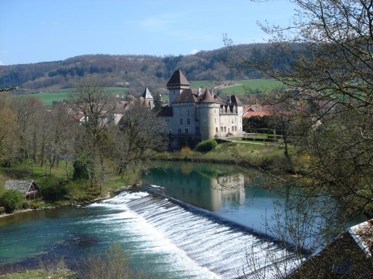 Château de Cléron avec sa cascade.