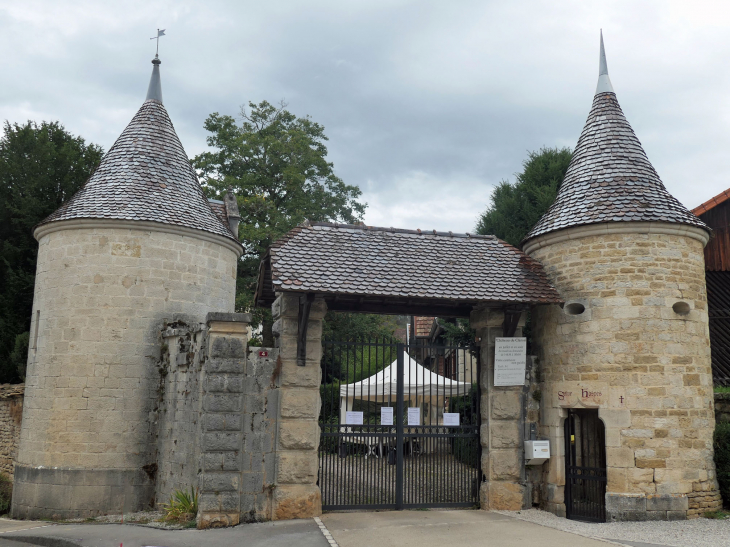 L'entrée du château - Cléron