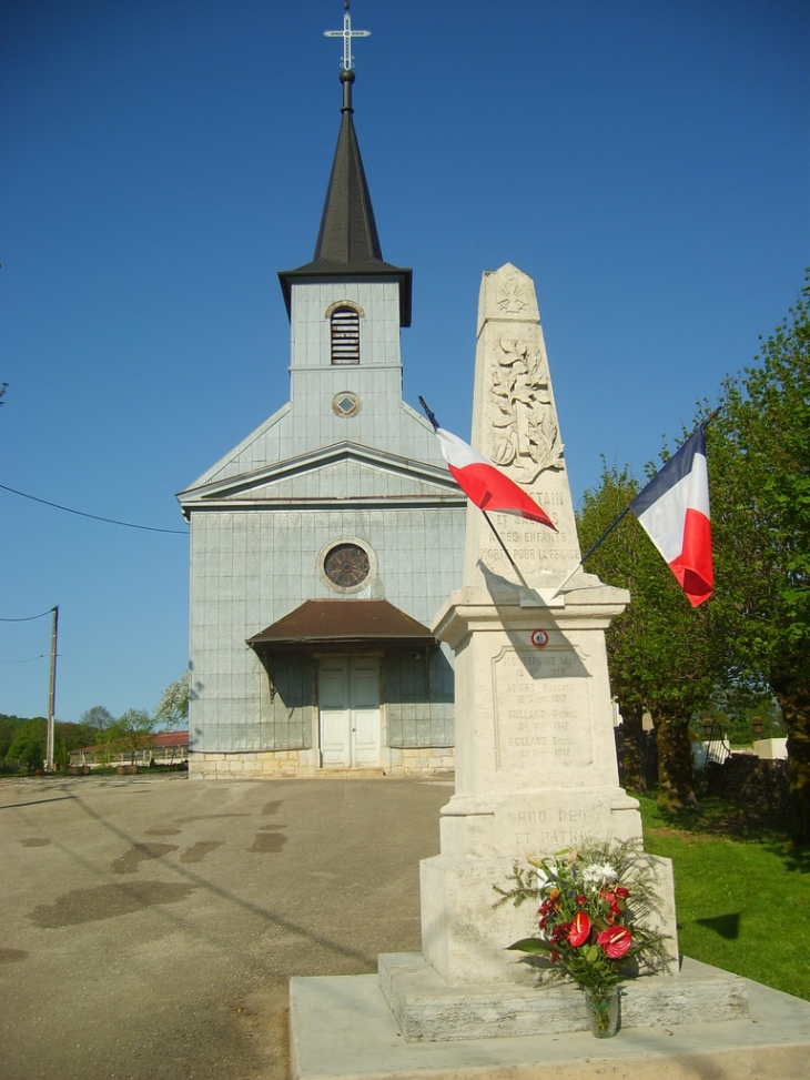 L'église et le monument aux morts - Courtetain-et-Salans