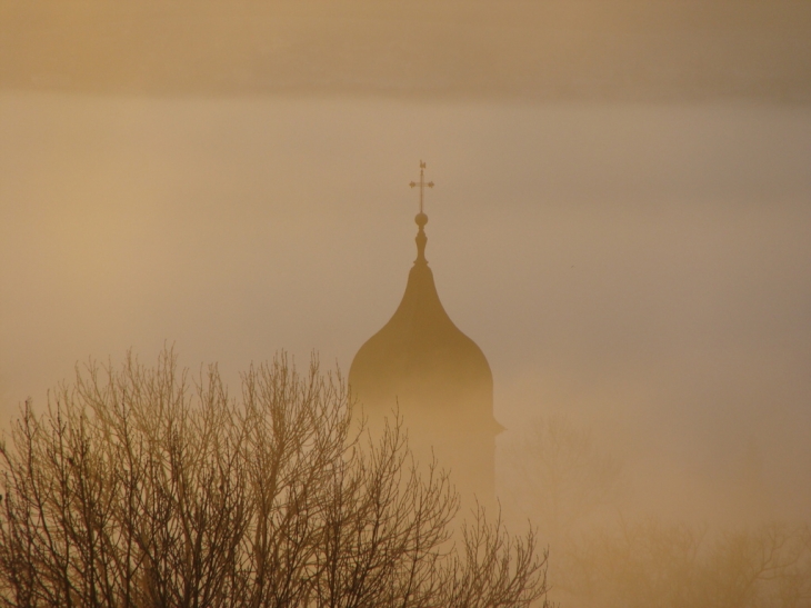 LE clocher   dans   la  brume - Dommartin