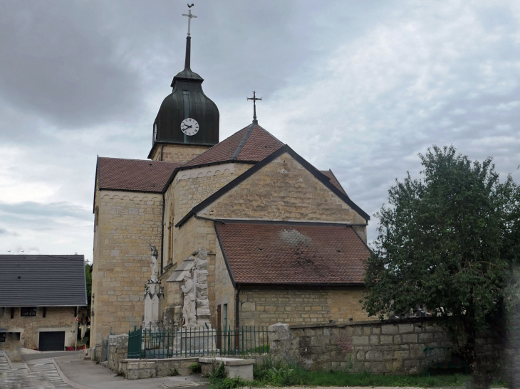 Le monument aux morts derrière l'église - Guyans-Durnes