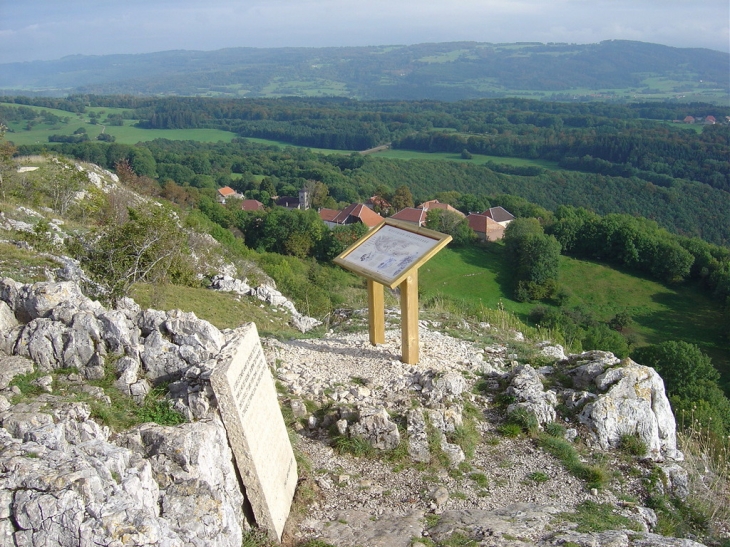 Le village vu de la roche - Hautepierre-le-Châtelet