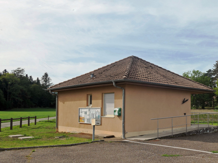 Petite mairie dans la campagne - La Chevillotte