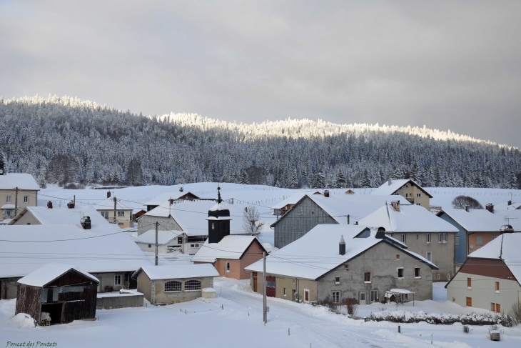 Vue générale du village sous la neige - Le Crouzet