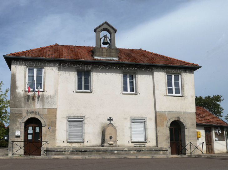 La fontaine devant la mairie - Le Gratteris