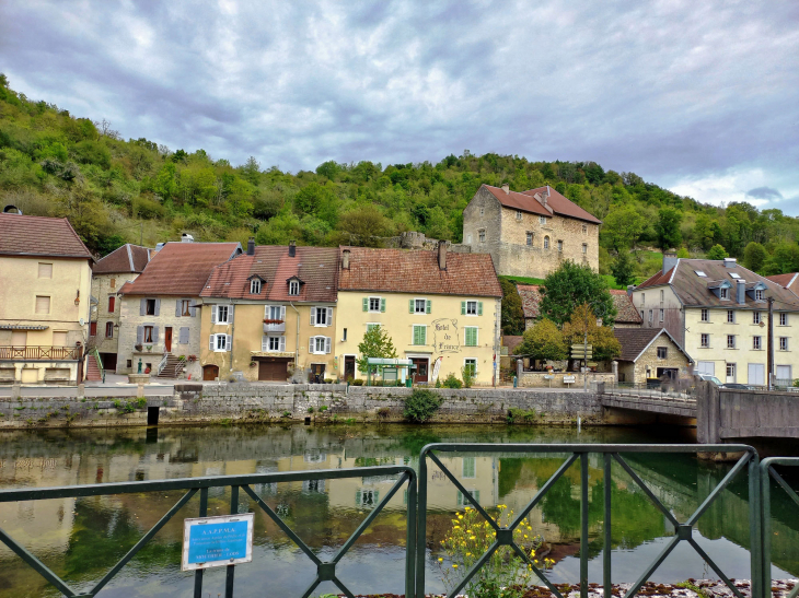 Le village au bord de la Loue - Lods