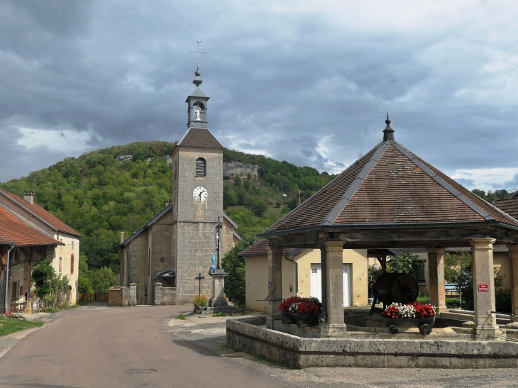 L'église et le lavoir hexagonal - Malans