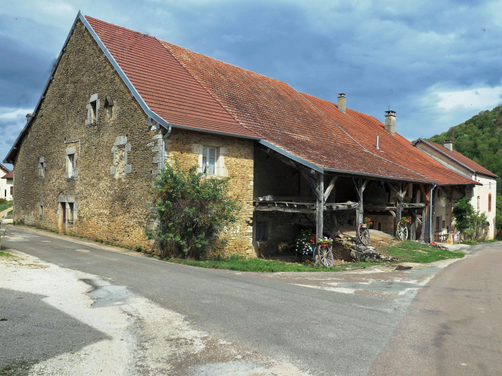 Ferme dans le village - Malans