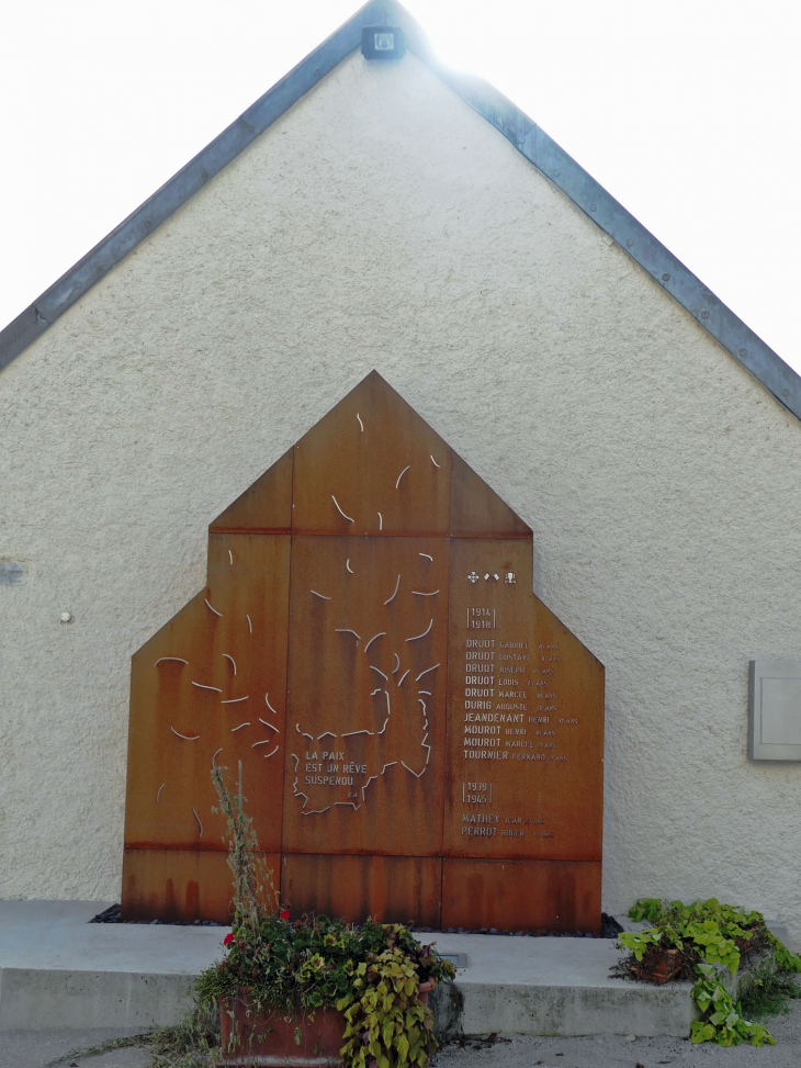 Le monument aux morts en bois - Malbrans