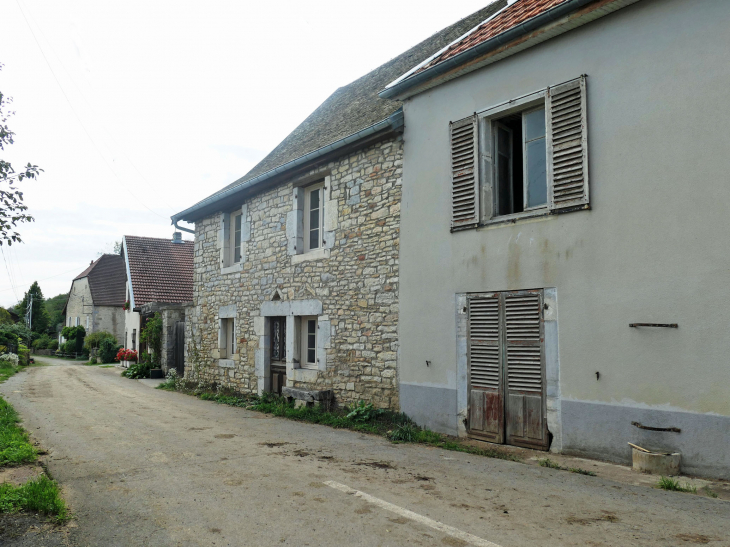 Dans le village - Malbrans