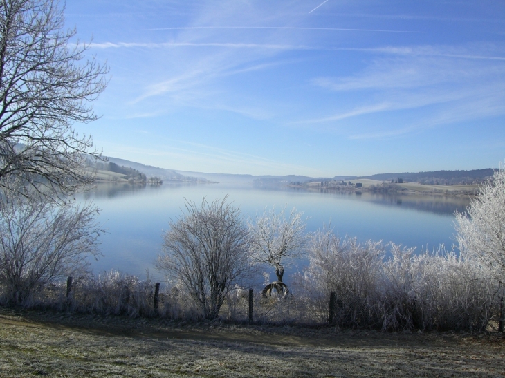 Soleil hivernal sur le lac le matin - Malbuisson