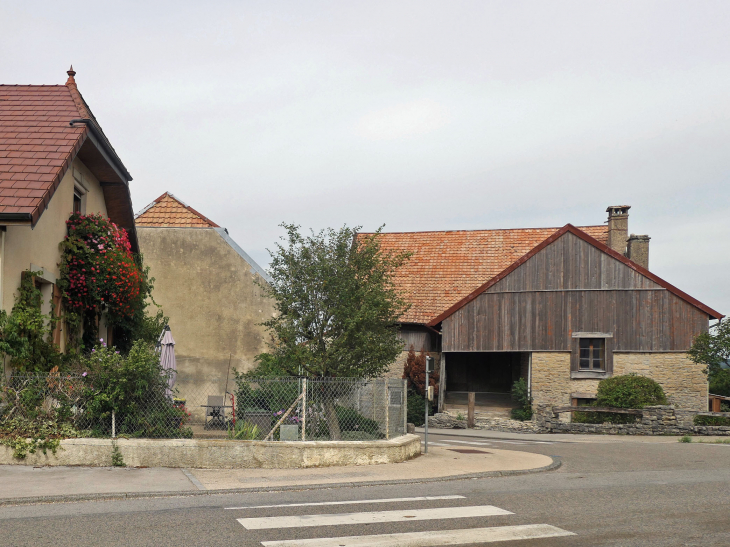 Dans le village - Mérey-sous-Montrond