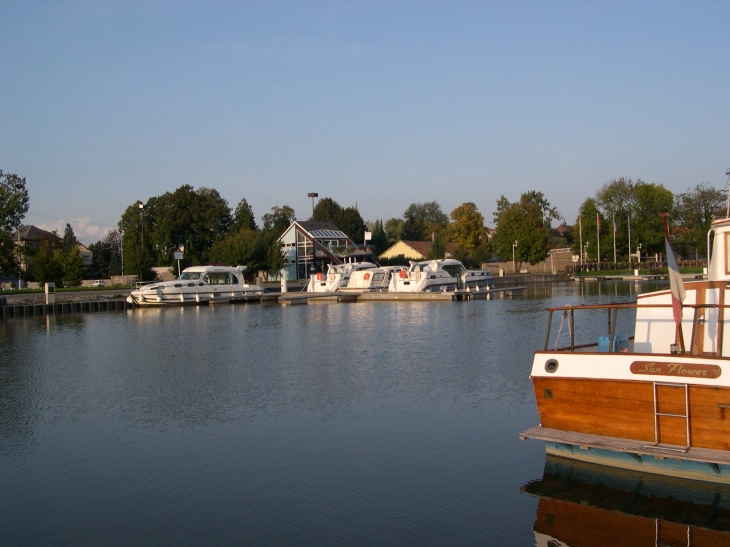 Le port de Montbéliard sur le canal du Rhône au Rhin 