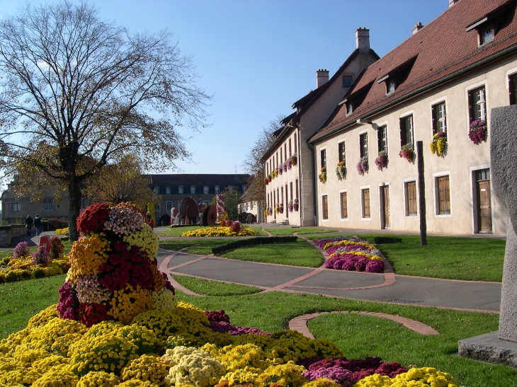 Couleurs de novembre dans la cour du château - Montbéliard