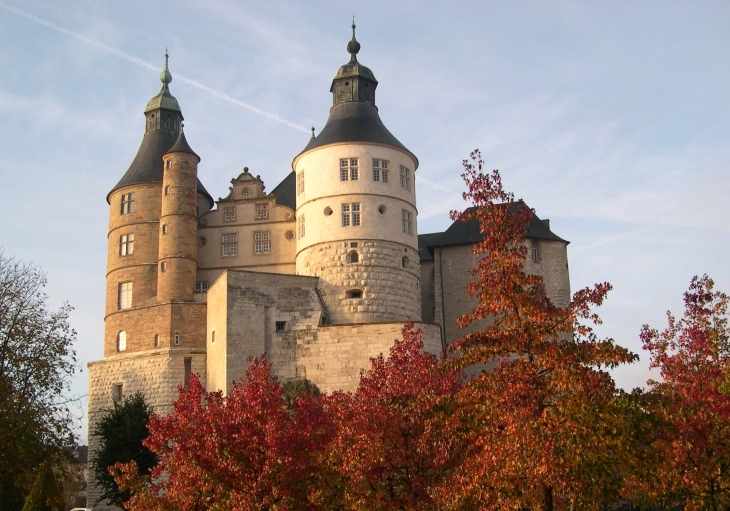 Château de Montbéliard : la tour Frédéric à gauche et la tour Henriette éclairées par le soleil matinal 