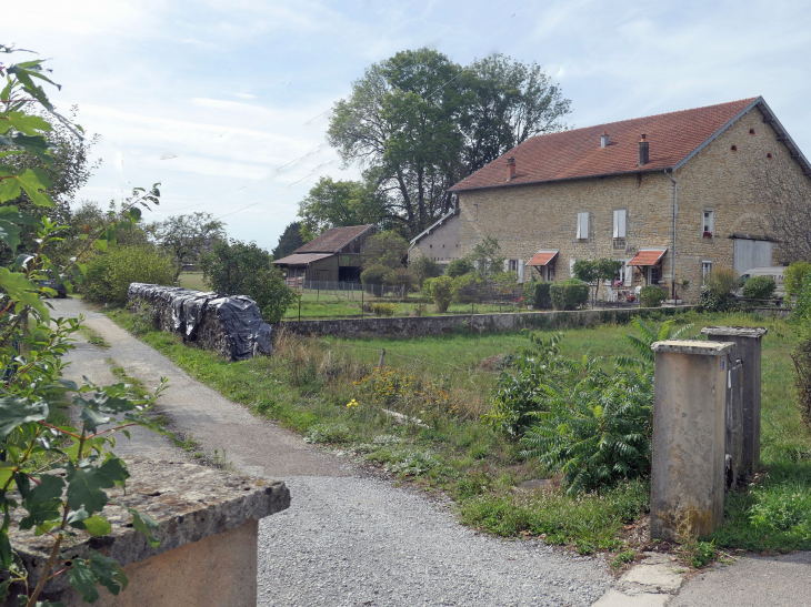 Maison dans le village - Montrond-le-Château