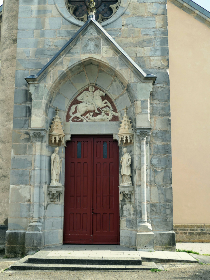 L'entrée de l'église - Montrond-le-Château