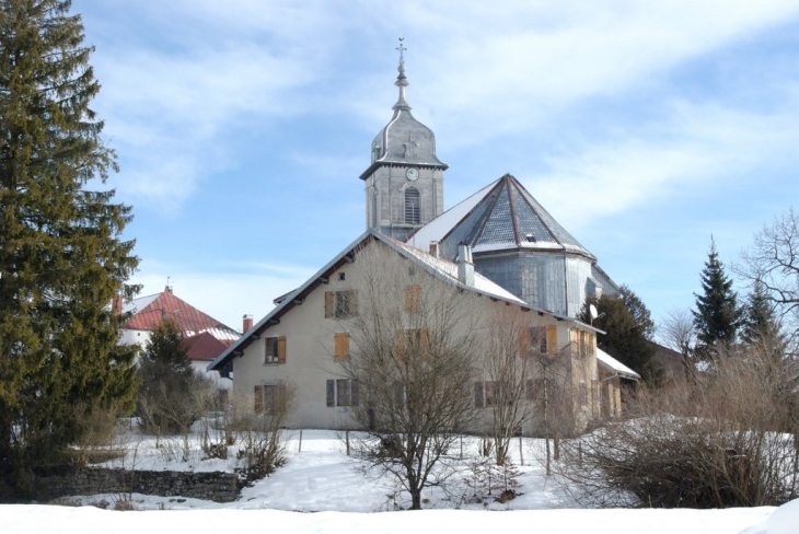 Un chalet et l'abside de l'église de Mouthe