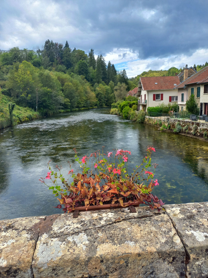 Le pont sur la Loue - Mouthier-Haute-Pierre