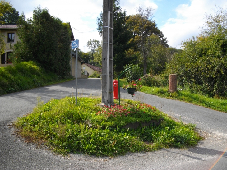 Intersection pour l'Impasse de la Versenne dans la Rue des Juifs à Pompierre-sur-Doubs