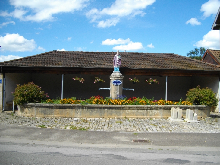 Fontaine-lavoir de la Place Saint-Léger à Pompierre-sur-Doubs