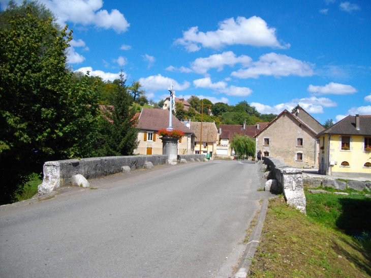 Pont avec calvaire sur le ruisseau de Soye à Pompierre-sur-Doubs