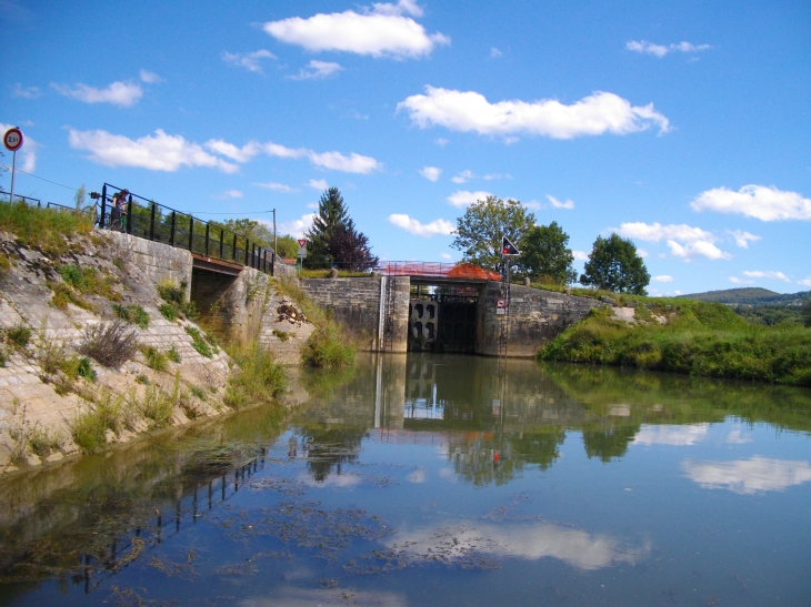 Ecluse 31 au SO de Pompierre-sur-Doubs