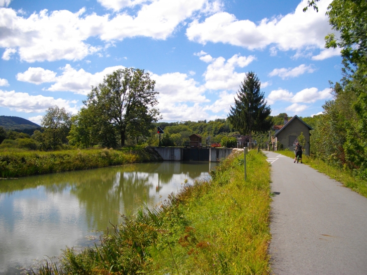 Ecluse 31 sur le canal du Rhône au Rhin sous Pompierre-sur-Doubs