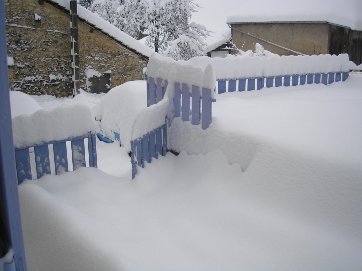 La neige arrive presque en haut des 80 cm du portail - Pompierre-sur-Doubs