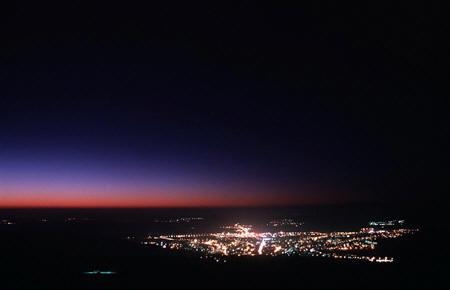 Pontarlier scintille comme une étoile dans la nuit. Vue depuis la rue M. Cordier