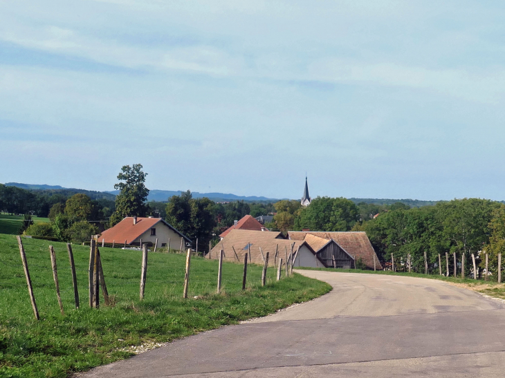 Vue sur le village et son clocher - Rantechaux