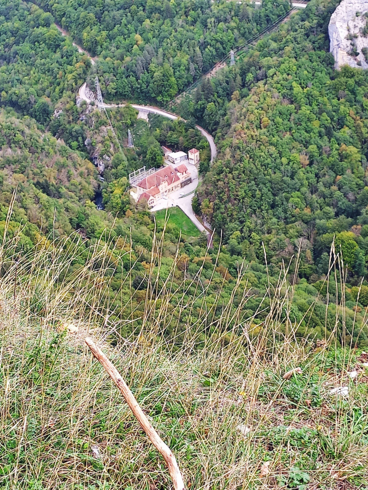 Le belvédère : vue sur les gorges de la Loue - Renédale