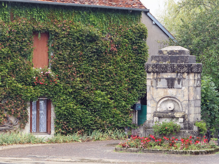 Fontaine dans le village - Roulans