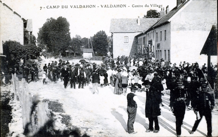 Centre du village, vers 1910 (carte postale ancienne). - Valdahon