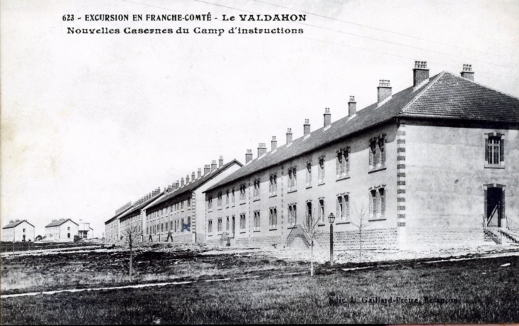 Nouvelles casernes du Camp d'Instruction , vers 1910 (carte postale ancienne). - Valdahon