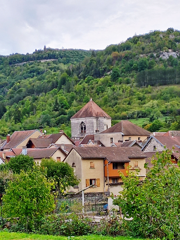 Vue sur le village et son église - Vuillafans