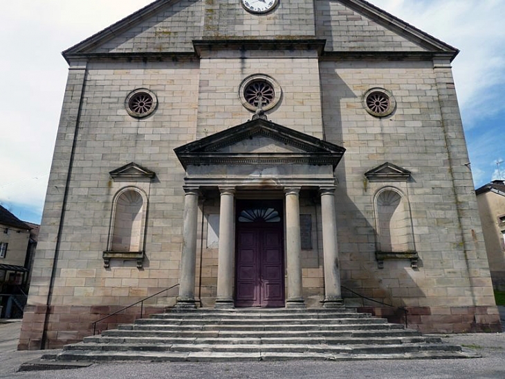 L'entrée de l'église - Aillevillers-et-Lyaumont