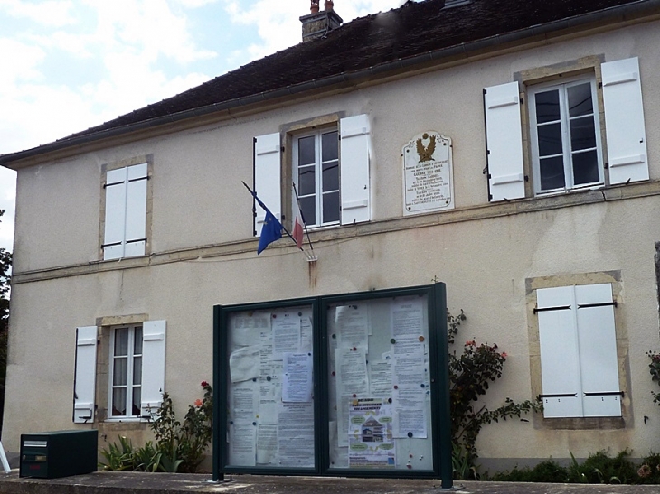 La mairie. Le village n'est accessible qu'en passant par le département voisin la Côte d'Or - Amont-et-Effreney