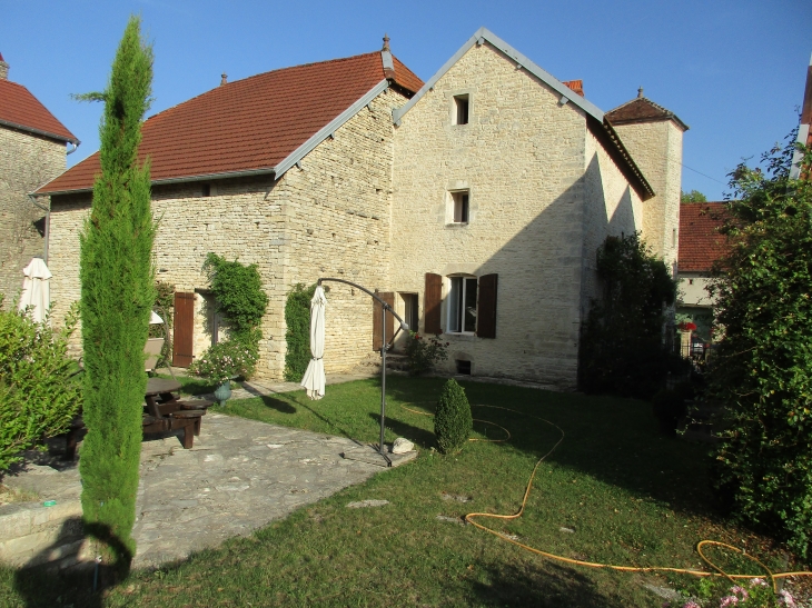 Tour et jardin centre du village de Bouhans et Feurg - Bouhans-et-Feurg