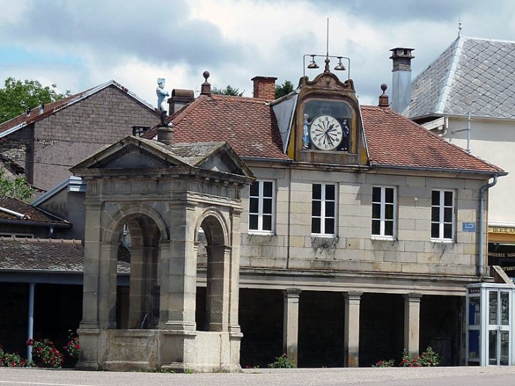 La mairie-lavoir et son horloge aux automates et la fontaine Napoléon - Bouligney