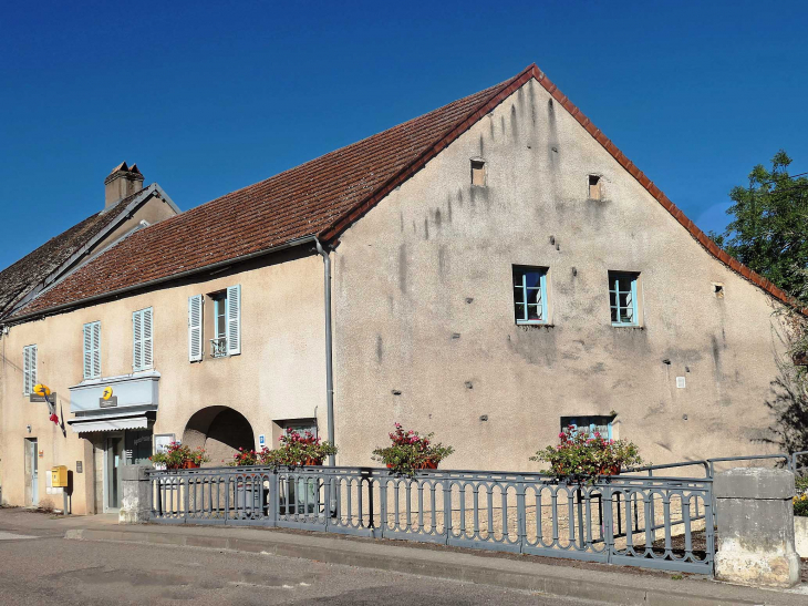 La Poste dans une ancienne maison vigneronne - Bucey-lès-Gy