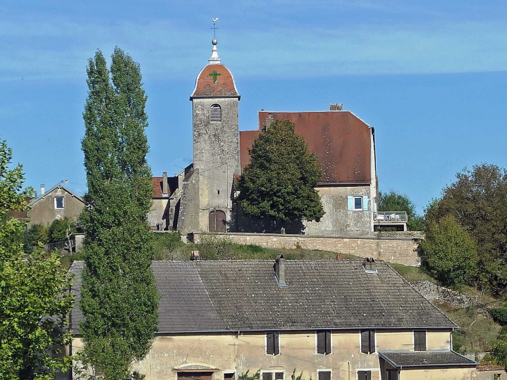 L'église sur un promontoire dans le vieux village - Bussières